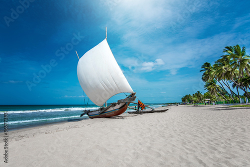 Foto Beautiful canves boat in the beach in hot sunny day