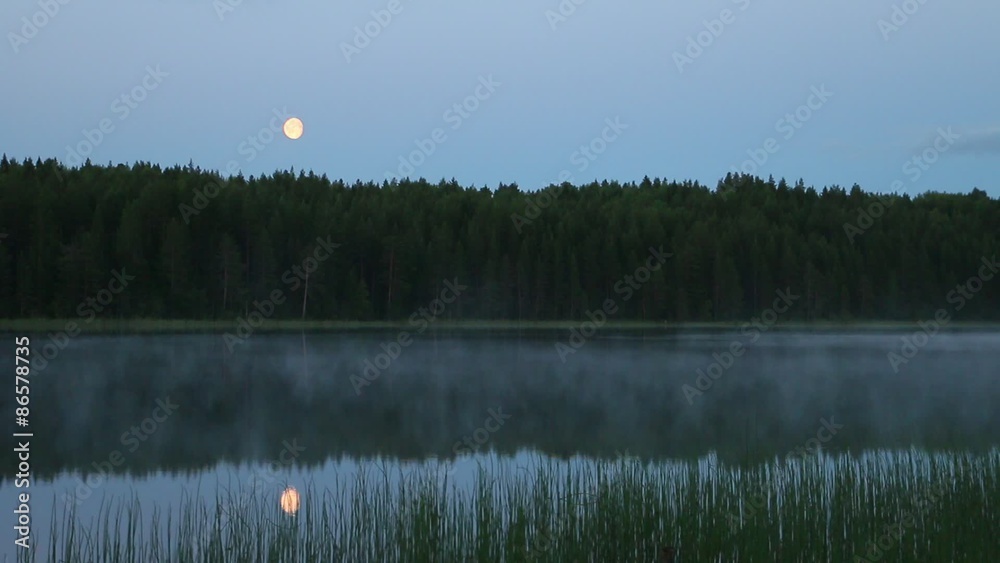 отражение луны в озере, туман