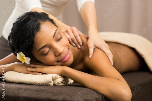 Obraz na plátně Therapist doing massage