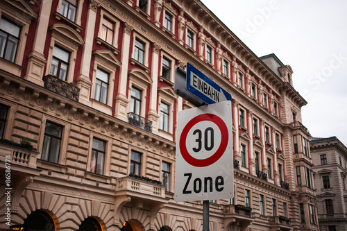 Straßenschild vor altem Gebäude