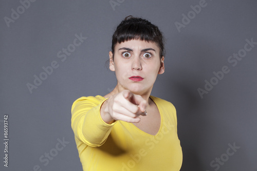 Tablou pe pânză stunned young brunette woman staring at someone with index finger forward recogn