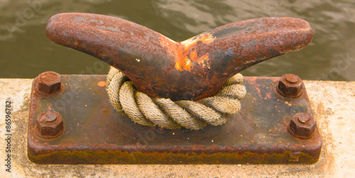 Altes Tau vom Schiff am Dock