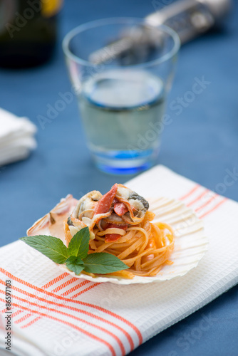 Spaghetti con molluschi conditi nella conchiglia