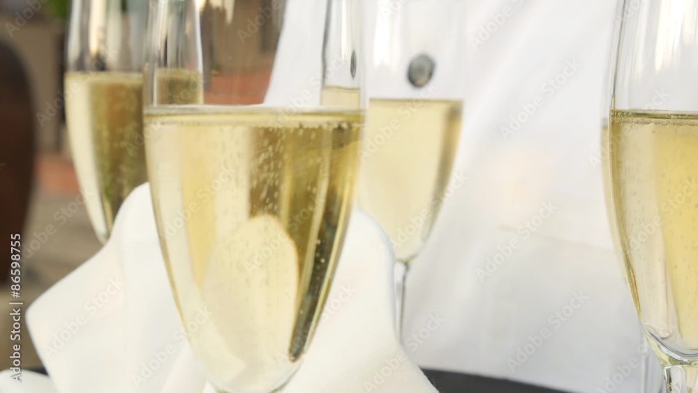 copas de champagne a cámara lenta en navidad