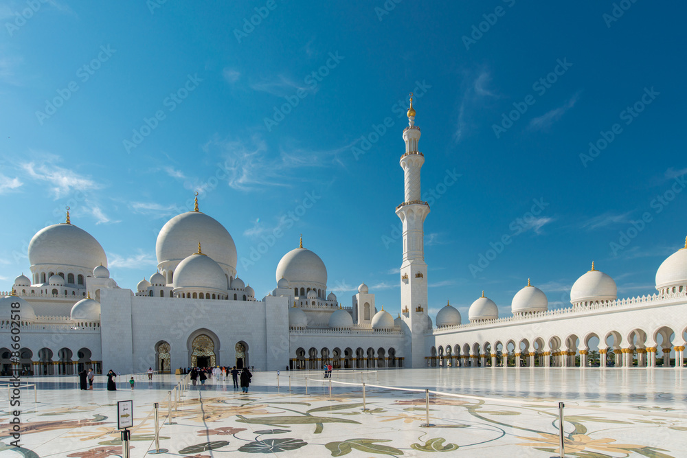 Obraz premium Dubai - JANUARY 9, 2015: Sheikh Zayed mosque on January 9 in UAE