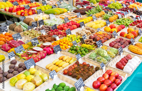 Frische exotische Früchte auf dem Vikutalienmarkt in München photo