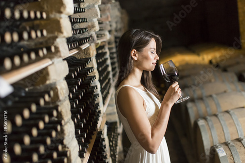 Принти на полотні Young woman in the wine cellar