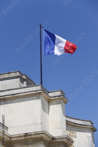 Drapeau français sur le toit du Palais de Chaillot à Paris