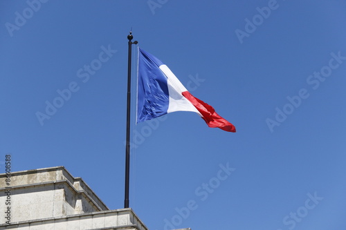 Drapeau français sur le toit du Palais de Chaillot à Paris