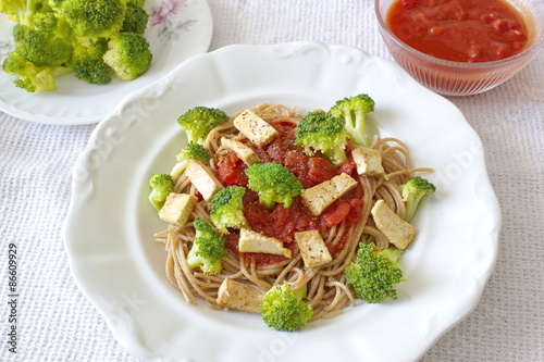 whole grain spaghetti with vegetable - broccoli, tomato and tofu