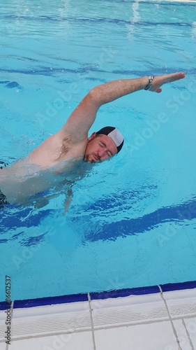 Uomo che nuota