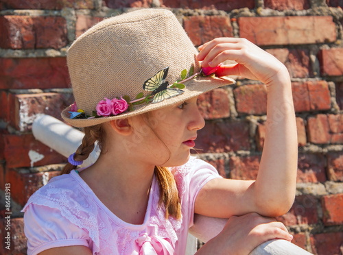 Φωτογραφία Portrait of pensive sad little girl in a hat