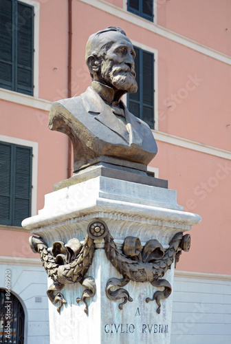 Giulio Rubini Monument, Dongo