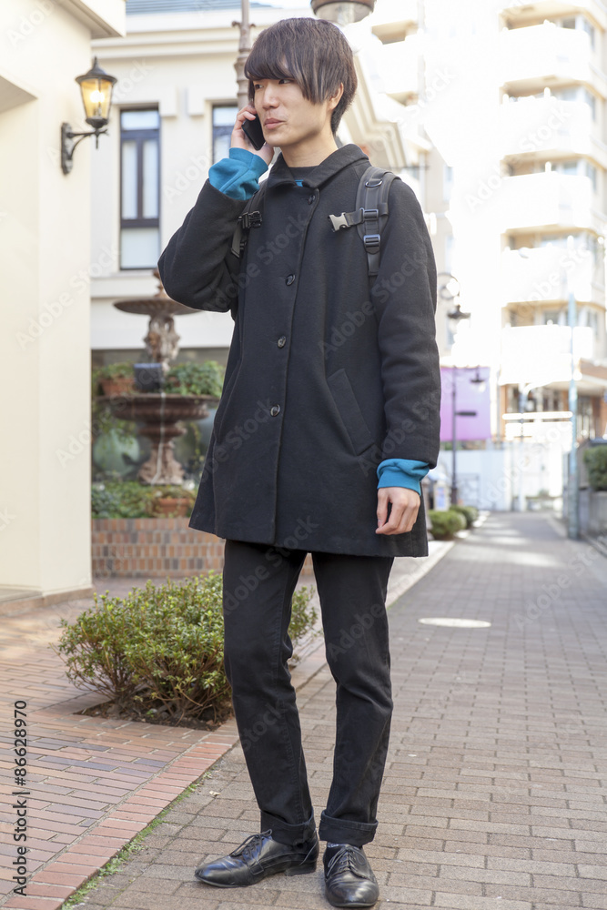 スマホで会話する男の子 スマホで会話する男の子