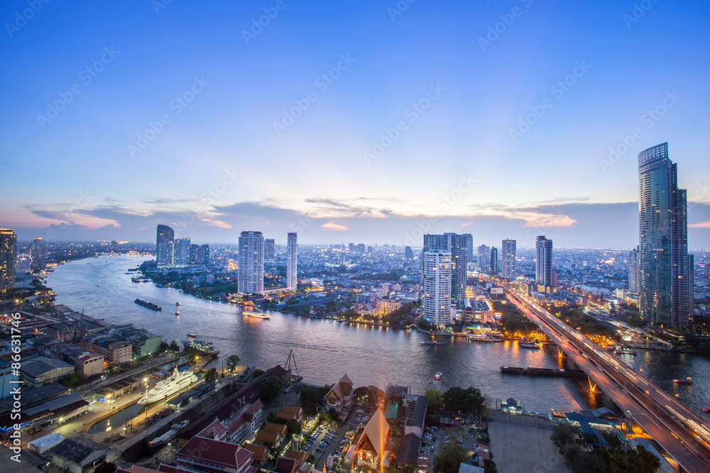 Fototapeta premium Krajobraz rzeki w mieście Bangkok