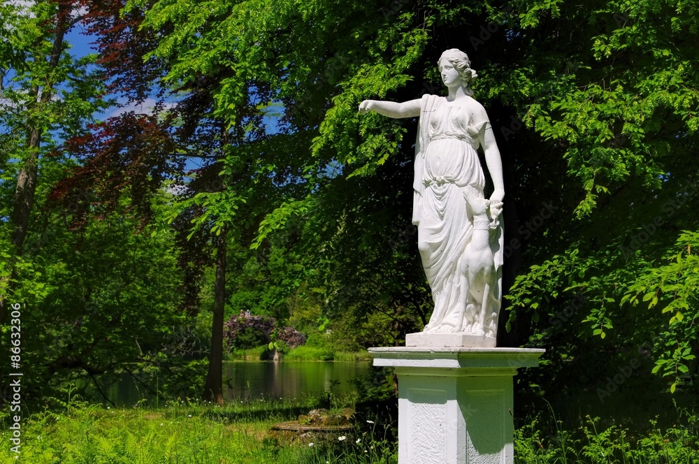 Obraz premium Woerlitzer Park Dianenstatue - English Grounds of Woerlitz Dianenstatue 03