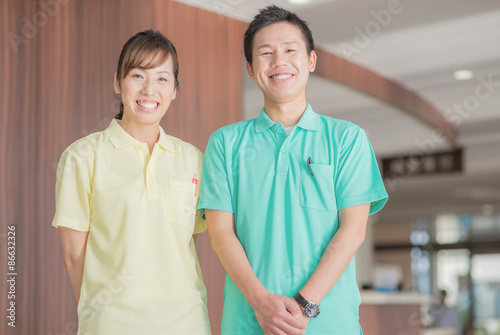 笑顔の男性介護士と女性介護士