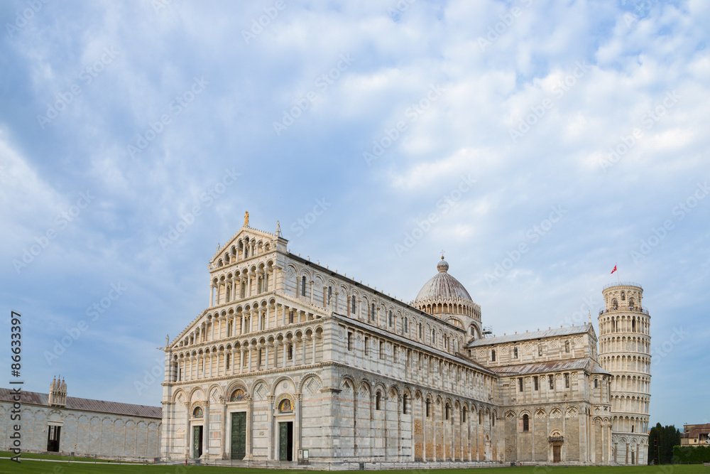 Obraz premium Pisa leaning tower and Cathedral in a cloudy day