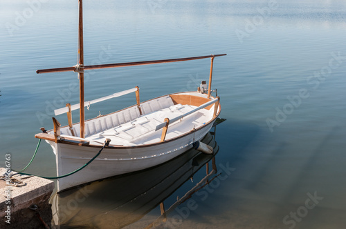 Barco típico de Mallorca, España,  amarrado al muelle
