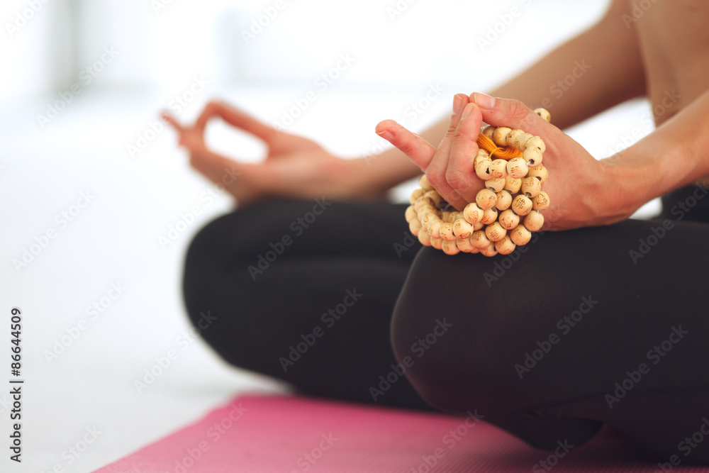 Obraz premium Young woman meditating in lotus pose.