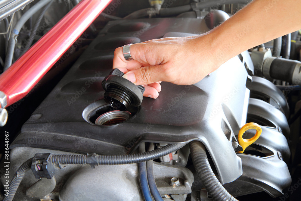 Obraz premium open the oil machine cap