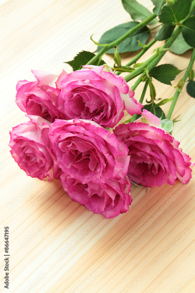 木のテーブルの上の桃色の薔薇
木のテーブルの上の桃色の薔薇