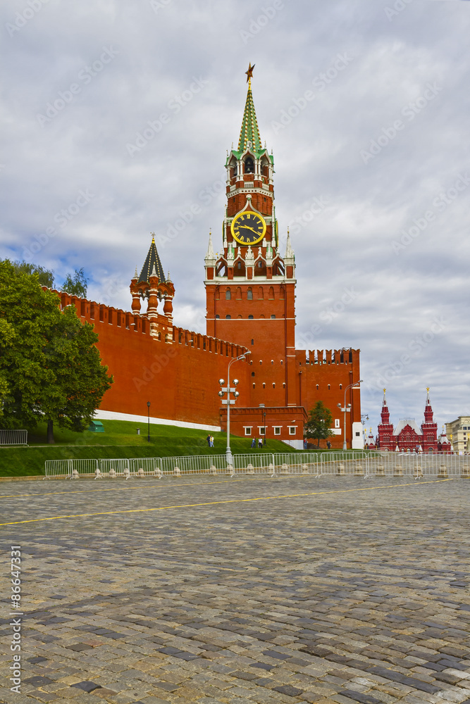 Obraz premium Moscow Kremlin, Spasskaya Tower and St. Basil Cathedral. Red Square