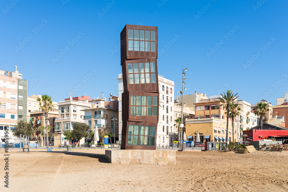 Fototapeta premium Sculpture L'estel ferit na plaży Barceloneta w Barcelonie Plaża jest bardzo popularna wśród młodych ludzi