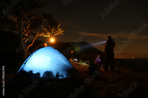 campeggio e tenda sotto le stelle
