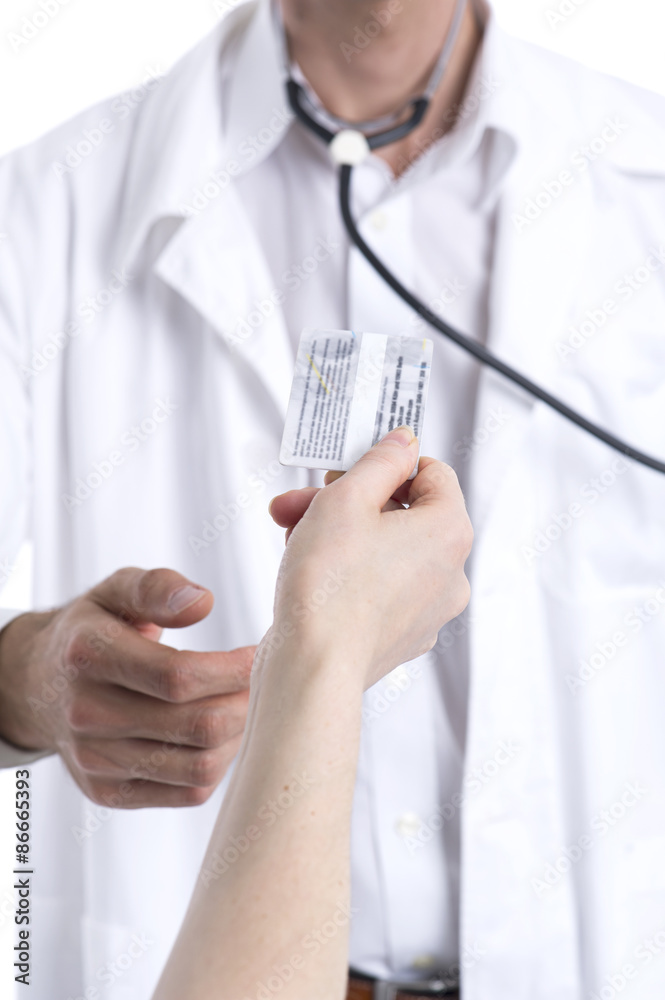 Arzt erhält die Patientenkarte Arzt erhält die Patientenkarte