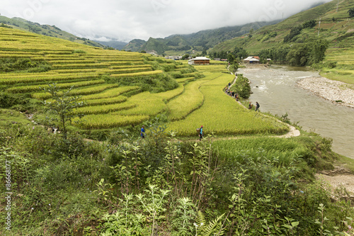 Sapa, paisaje con río.