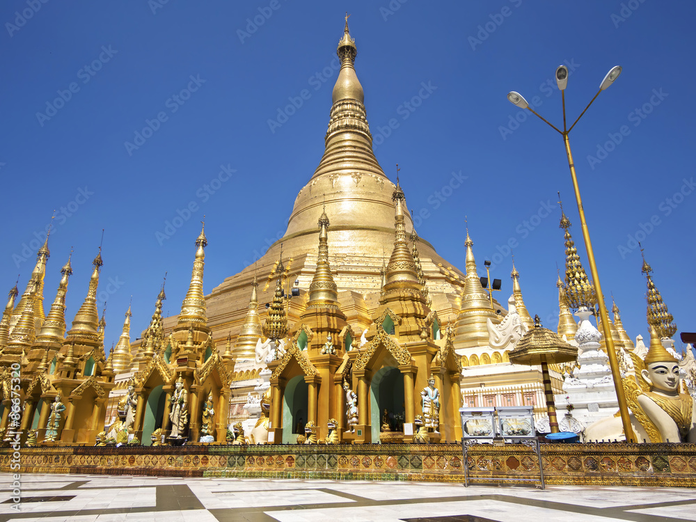 Fototapeta premium Shwedagon Pagoda in Yangon, Myanmar (Burma)
