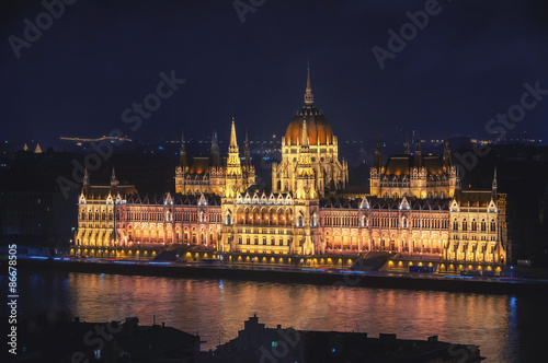 Night view of Parliament building in Budapest © Madrugada Verde