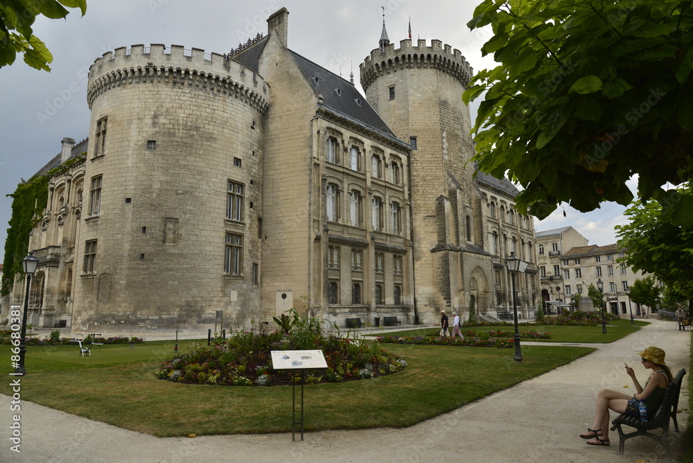La mairie d'Angoulême avec ses contreforts médiévaux 