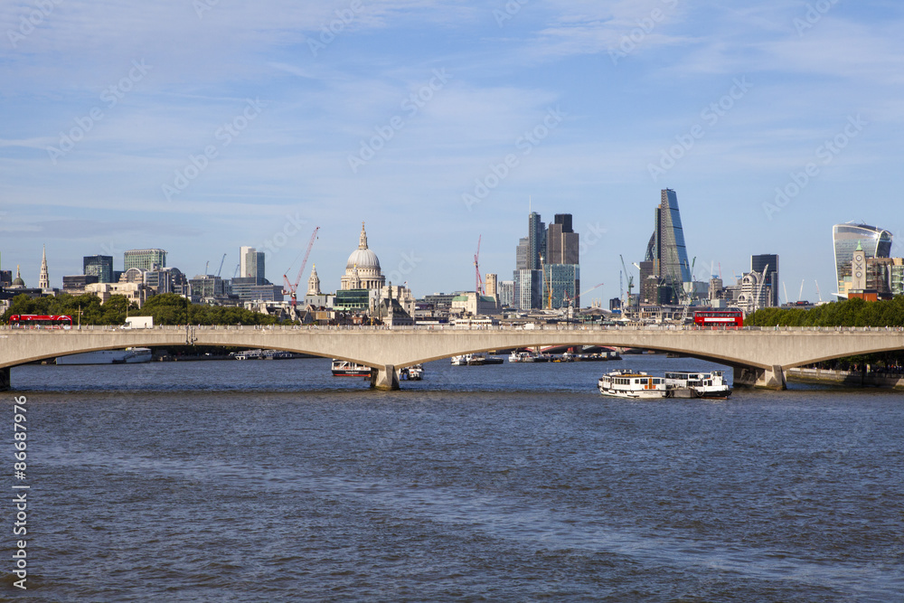 Fototapeta premium Waterloo Bridge and the London Skyline