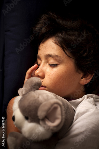 Niño durmiendo con su peluche photo