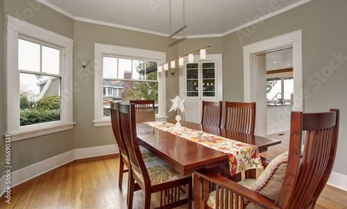 Fotografie Traditional dinning room with hardwood floor, and hanging light