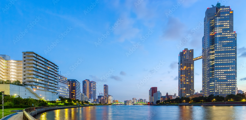 Obraz premium Panorama view of waterfront Tokyo city at twilight