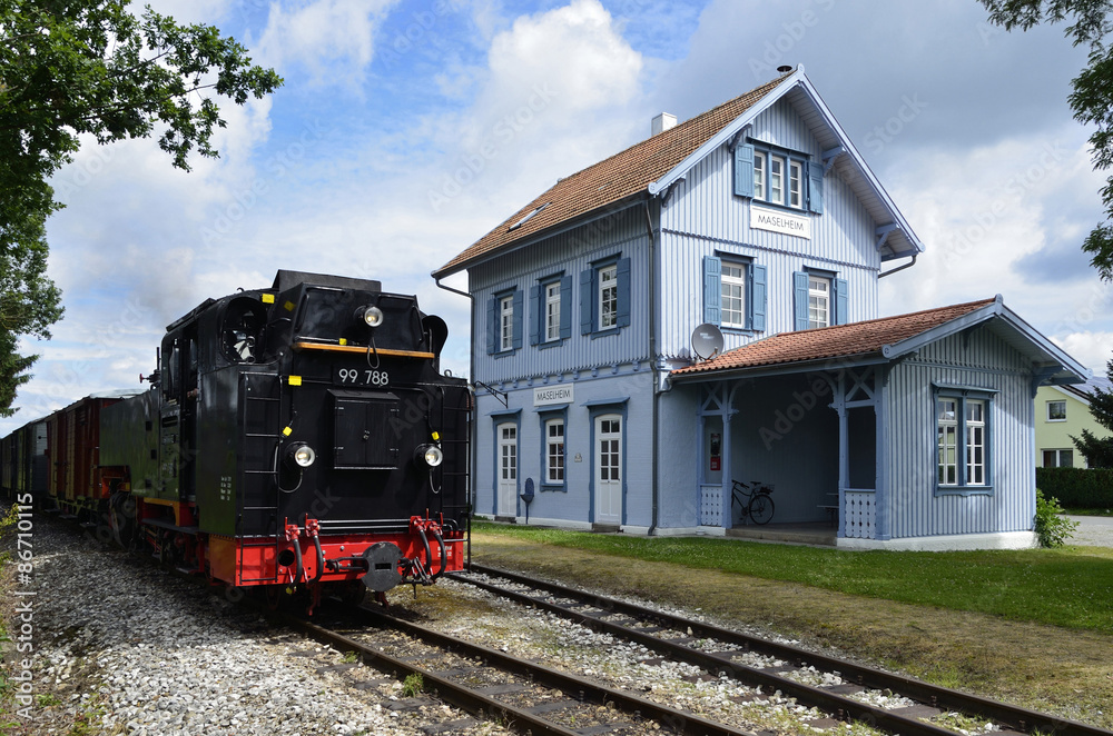 Fototapeta premium Öchslebahn im Bahnhof Maselheim