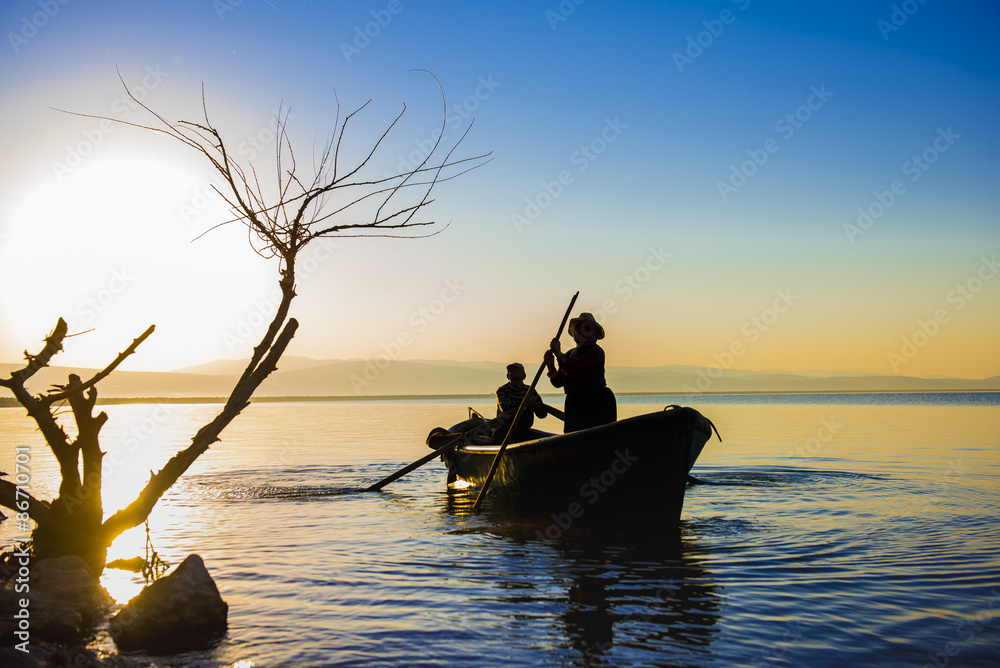 mutlu aile balıkçıları silüet
