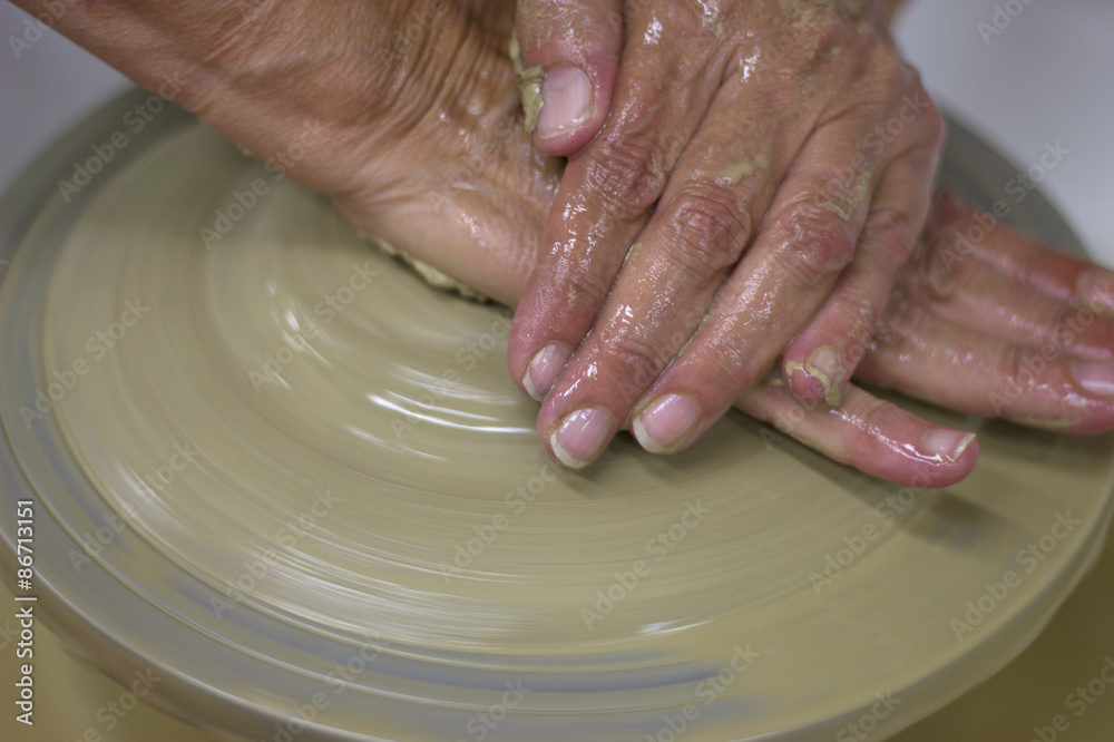 Alfarería. Manos de alfarero en el torno / Potter's hands on the wheel. Traditional handmade ceramic pots
