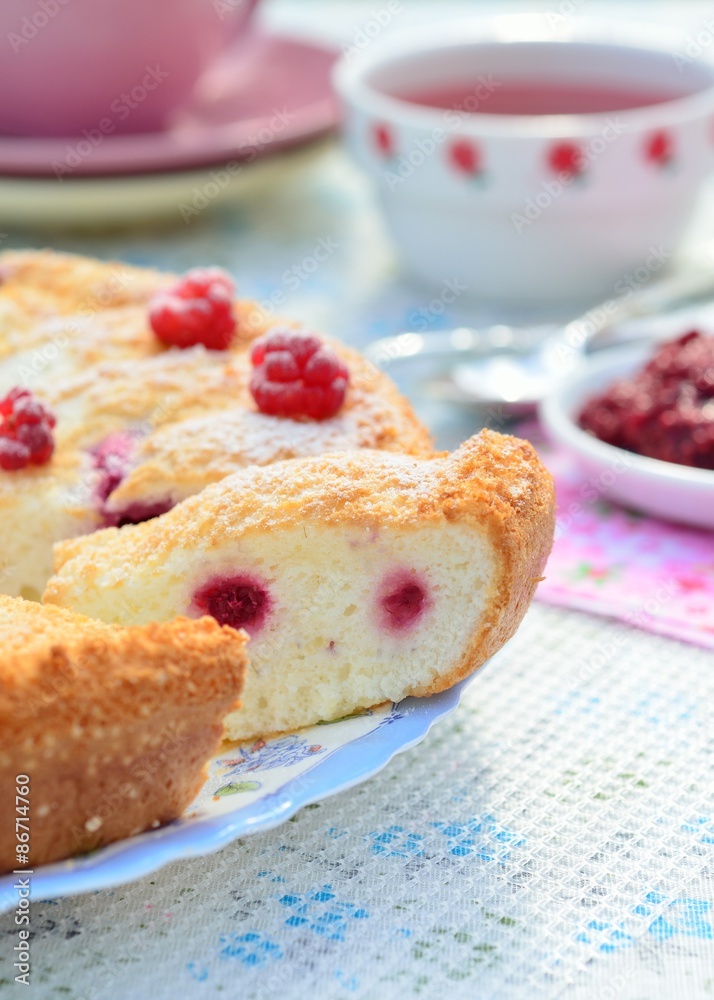 Sponge cake with raspberries Sponge cake with raspberries