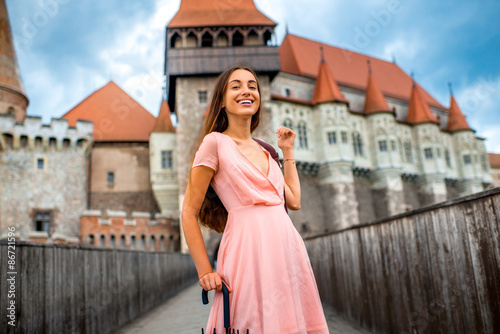 Papier peint Female tourist near the Corvin castle
