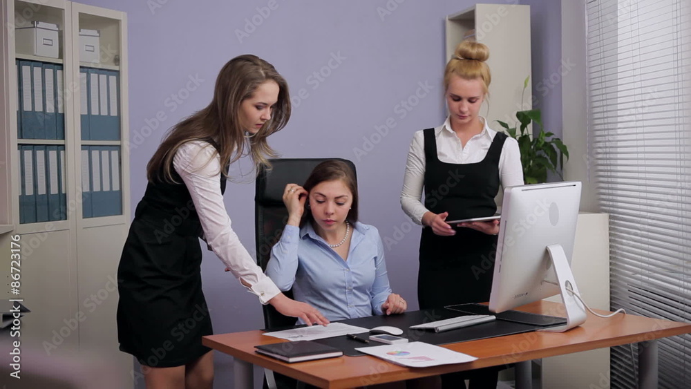 Working Time/The manager brings the document to be signed during the discussion of the data on the tablet Working Time/The manager brings the document to be signed during the discussion of the data on the tablet