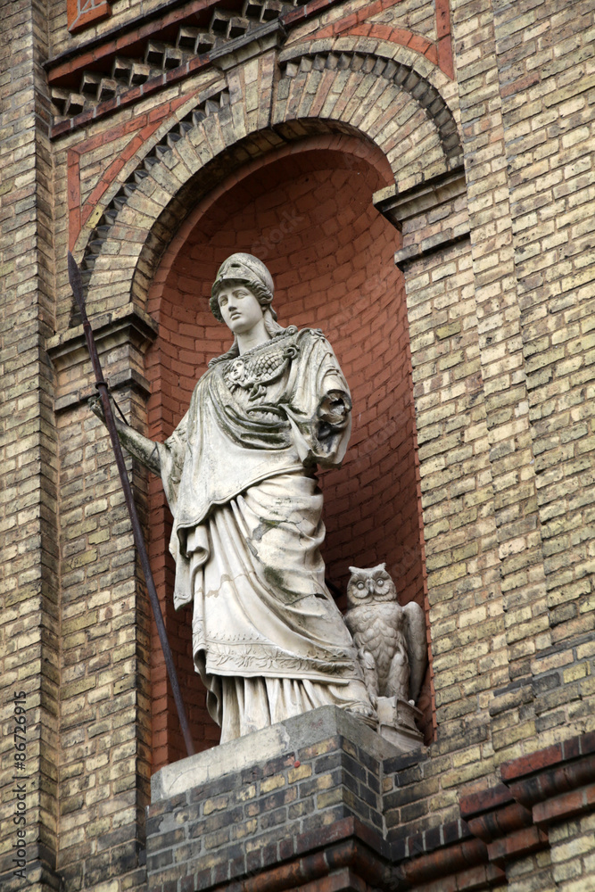 Athene-Statue an einem Haus in Schwerin