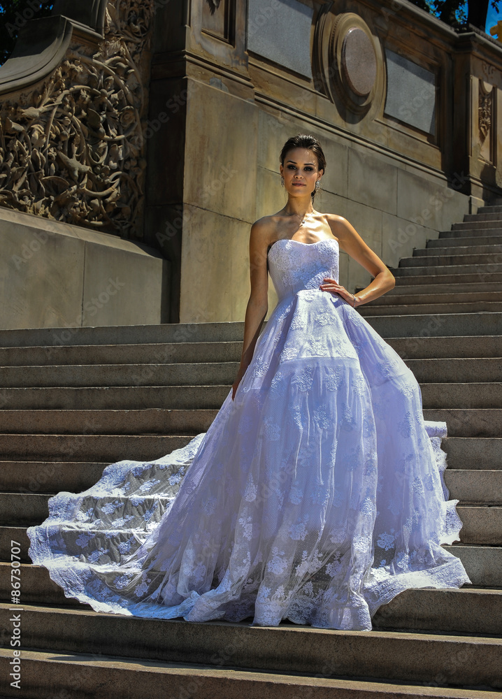 Fototapeta premium Model Kalyn Hemphill pozuje na sesji zdjęciowej Irina Shabayeva SS 2016 Bridal collection w Central Parku.