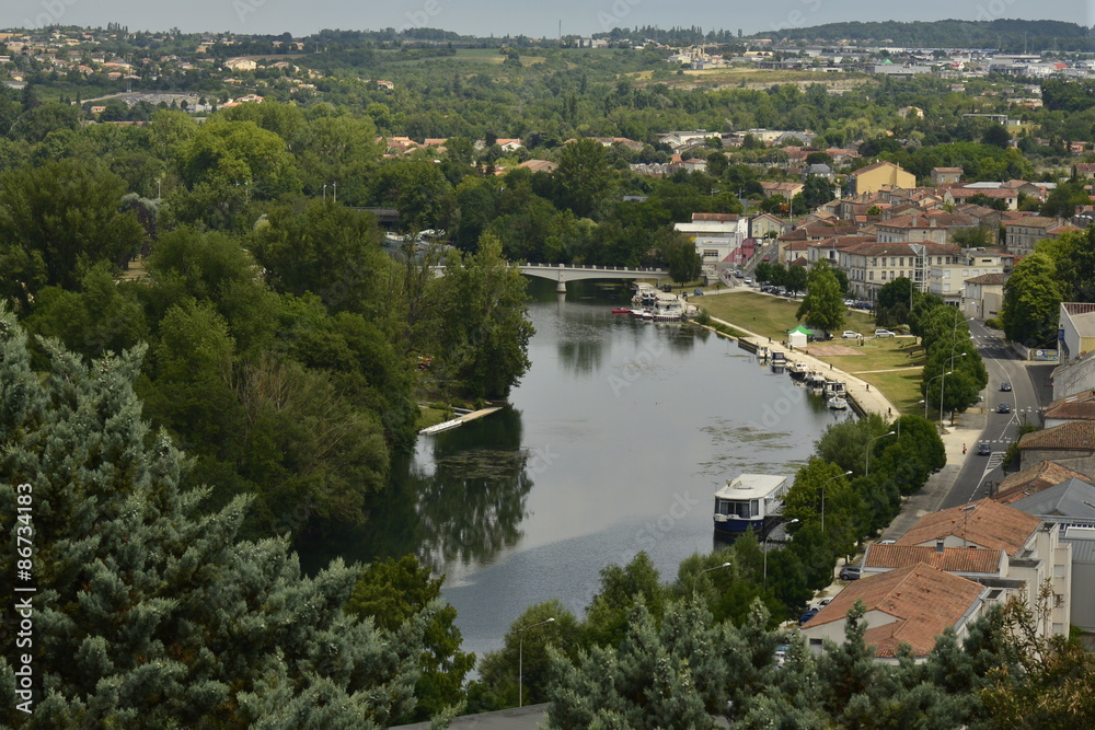 La Charente entouré de verdure le long de la vieille ville basse d'Angoulême 