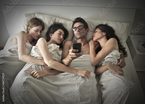 Konstfotografi Man sleeping with three girls