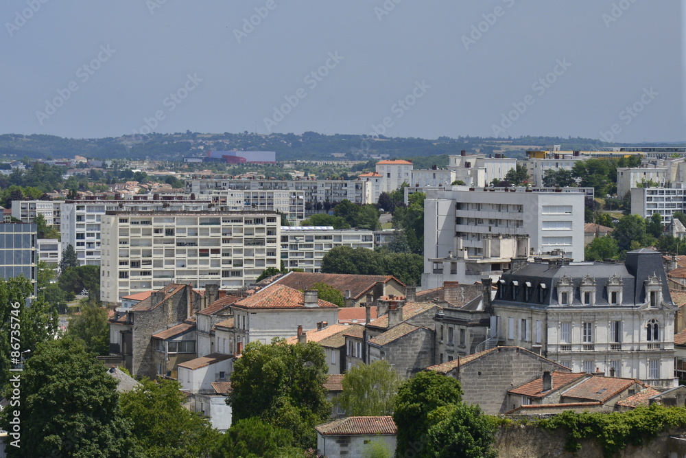 Quartier d'habitations sociales derrière les vieux immeubles à Angoulême