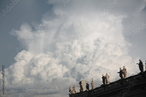 скульптуры на крыше собора святого Петра